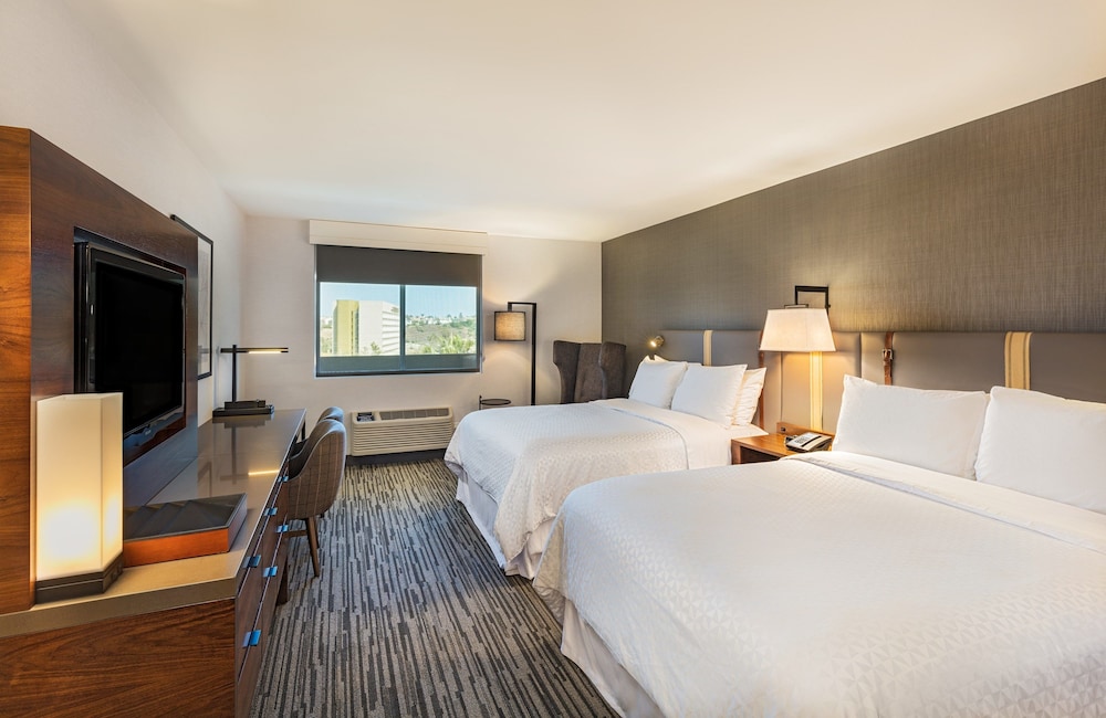 Deluxe Room, 2 Queen Beds (Mobility/Hearing Accessible, Tub)