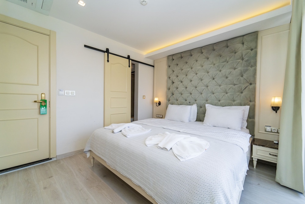 Standard with Balcony - Photo 3