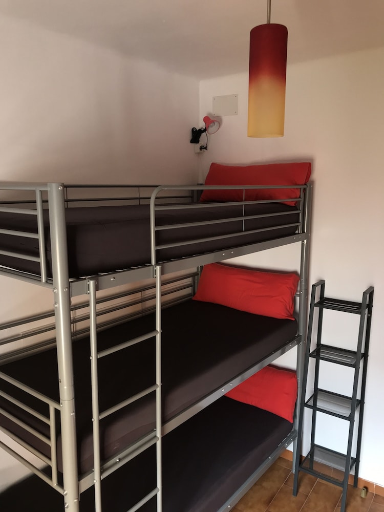 1 cama en dormitorio compartido mixto con 3 camas y baño privado