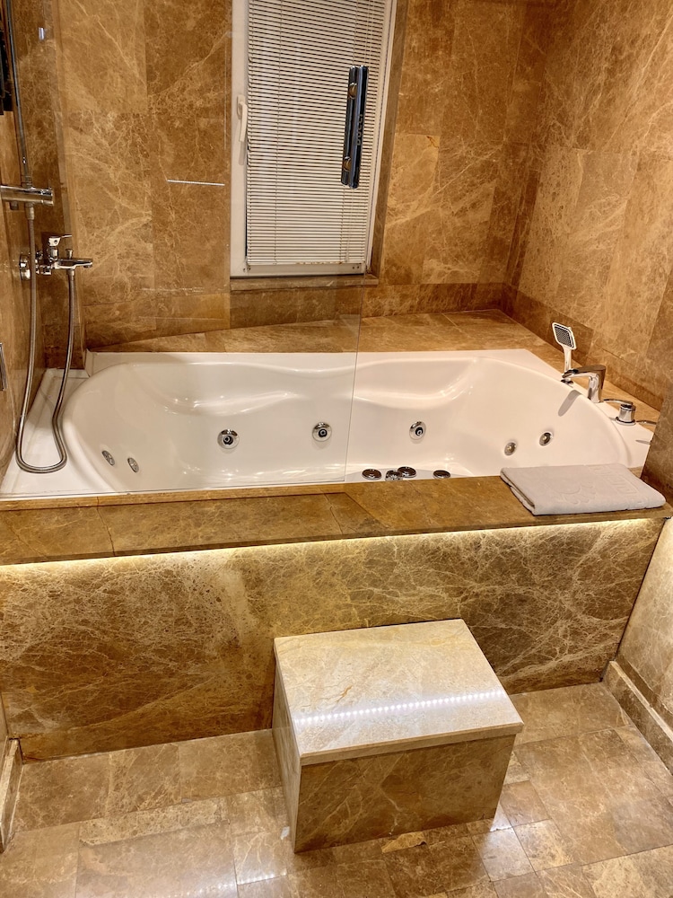 Exclusive Studio Suite, Jetted Tub, City View photo 3