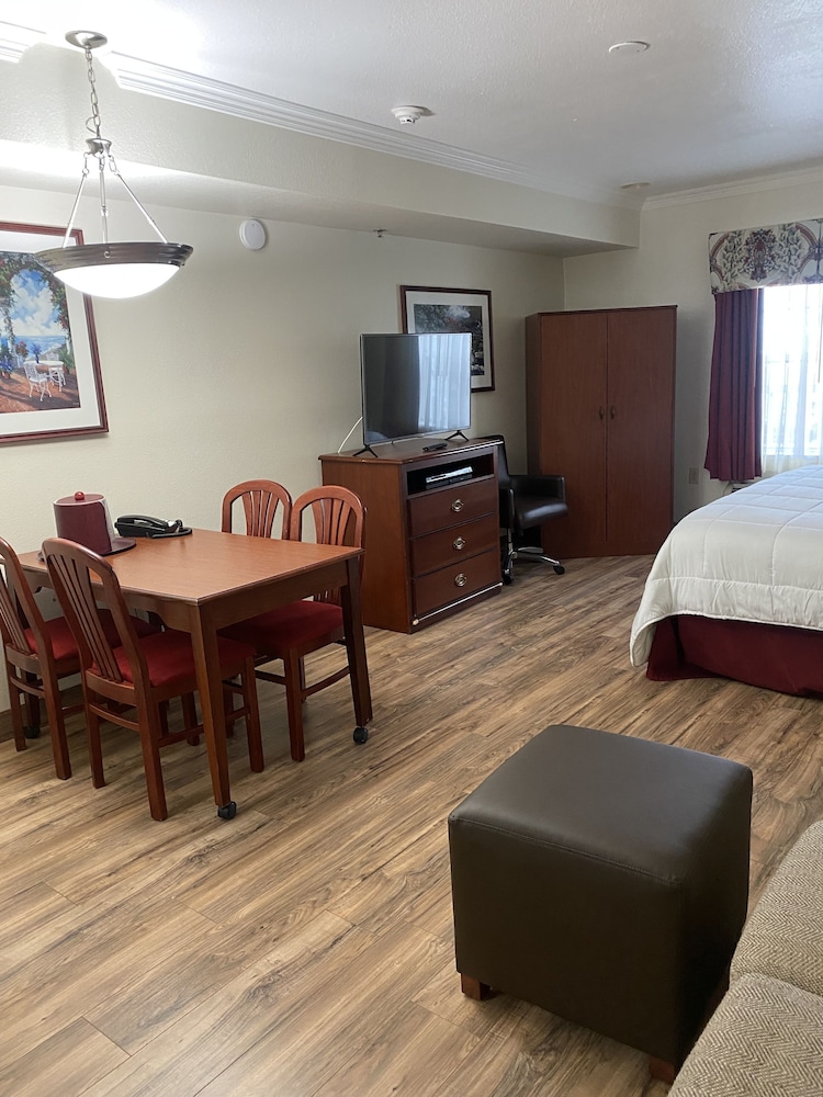 Deluxe Studio, 1 King Bed, Non Smoking, Kitchenette photo 2