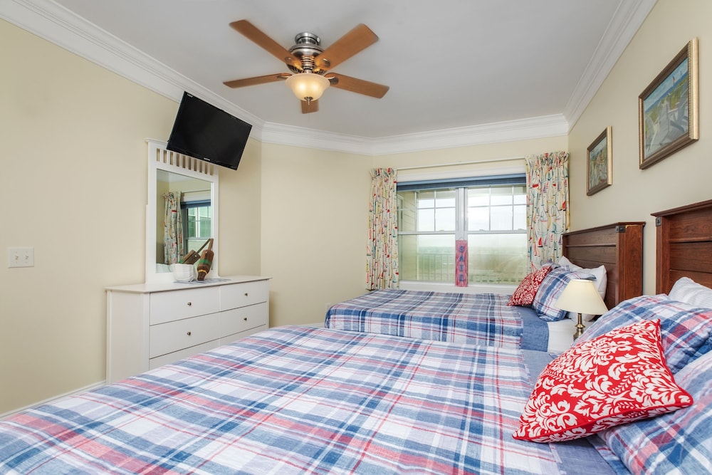 Suite, 2 Queen Beds, Non Oceanfront View photo 2