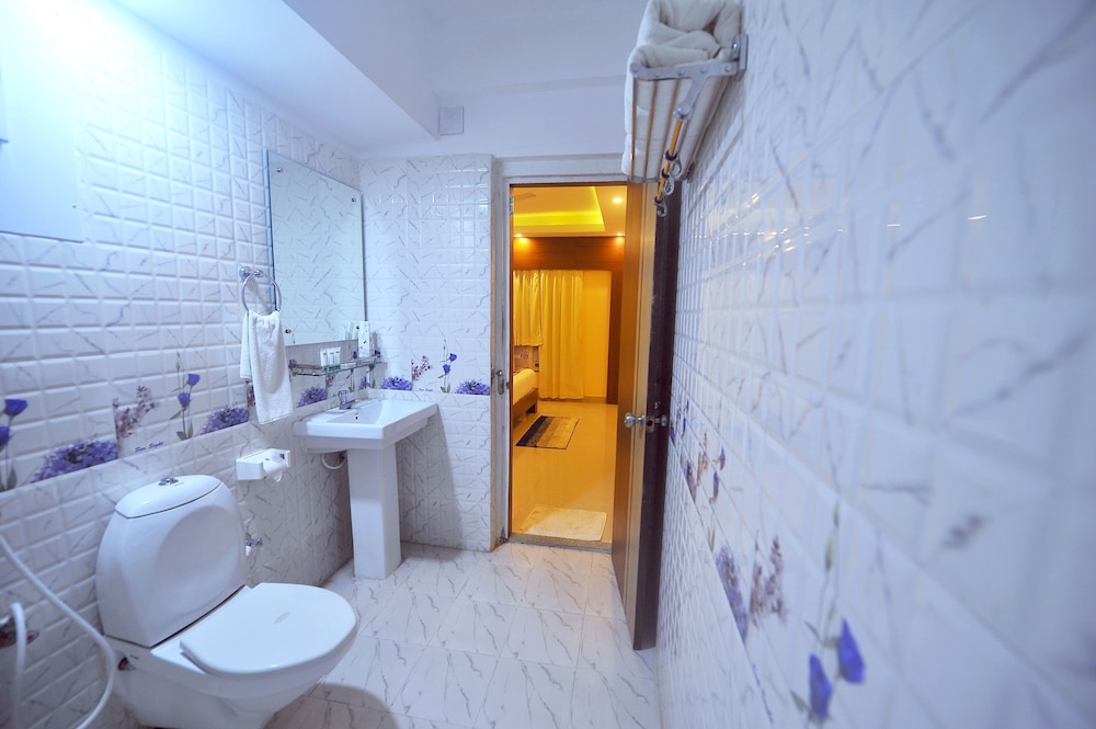 Executive Suite - Photo 2
