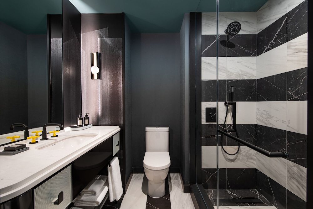 Room, 1 King Bed (Mobility/Hearing Access, Roll-In Shwr)
