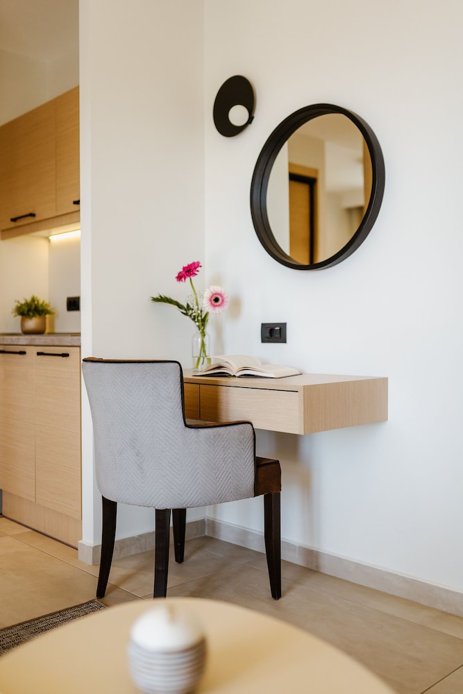 Luxury Suite - Photo 8