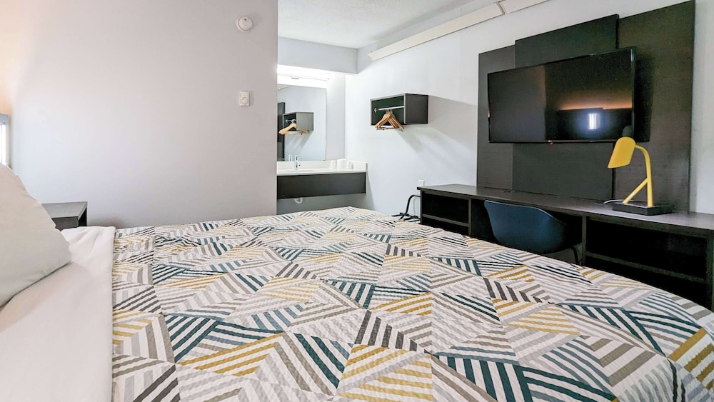 Standard Room, 1 King Bed, Non Smoking - Photo 3