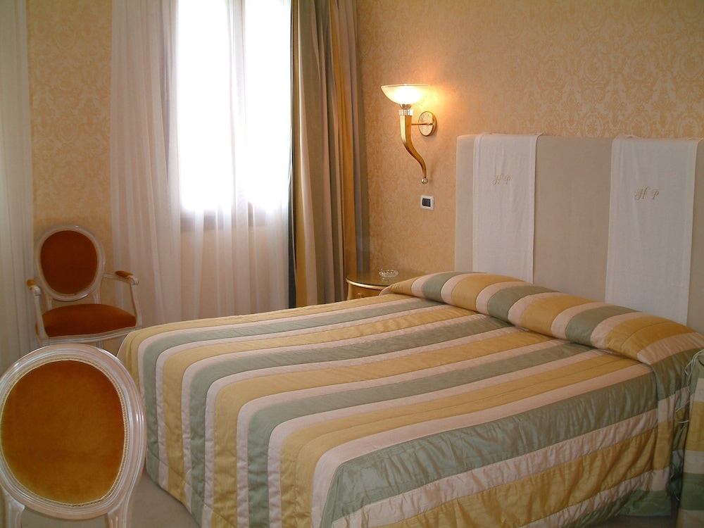 Classic Double or Twin Room, Canal View photo 2