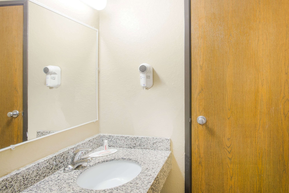 Standard Room, 1 Queen Bed, Microwave - Photo 8