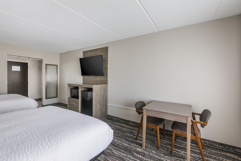 Standard Room, 2 Queen Beds, Non Smoking - Photo 6