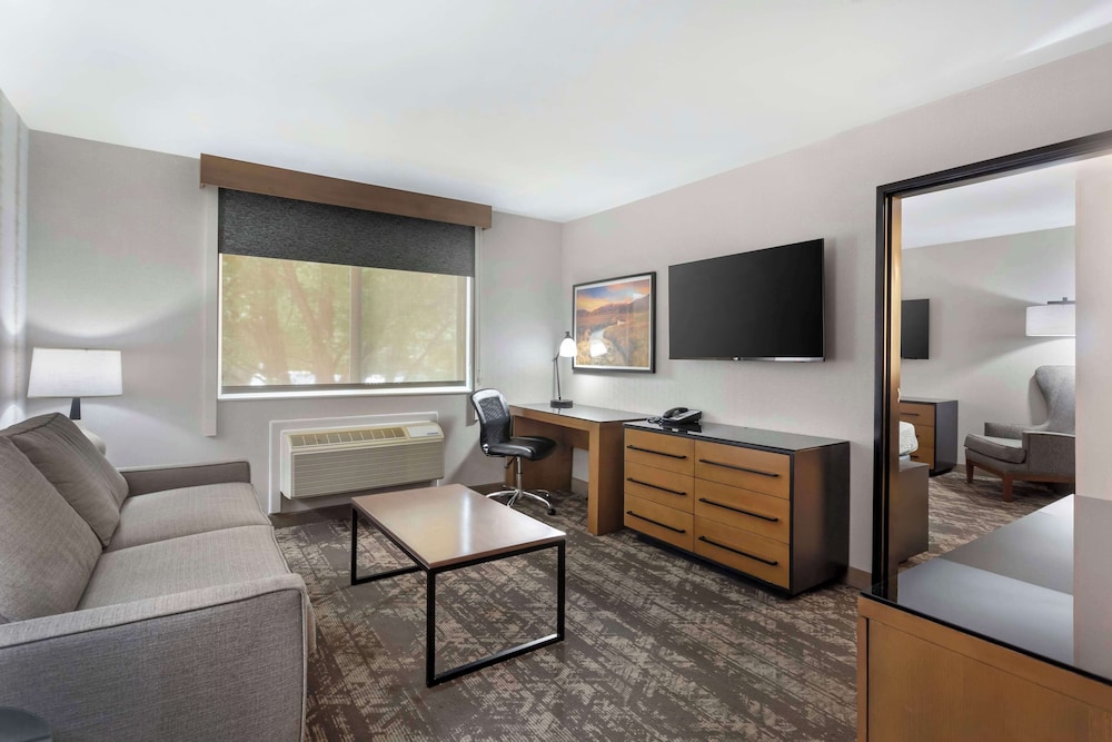 Family Suite, 2 Queen Beds, Non Smoking (Third bed is a Sofabed) - Photo 2