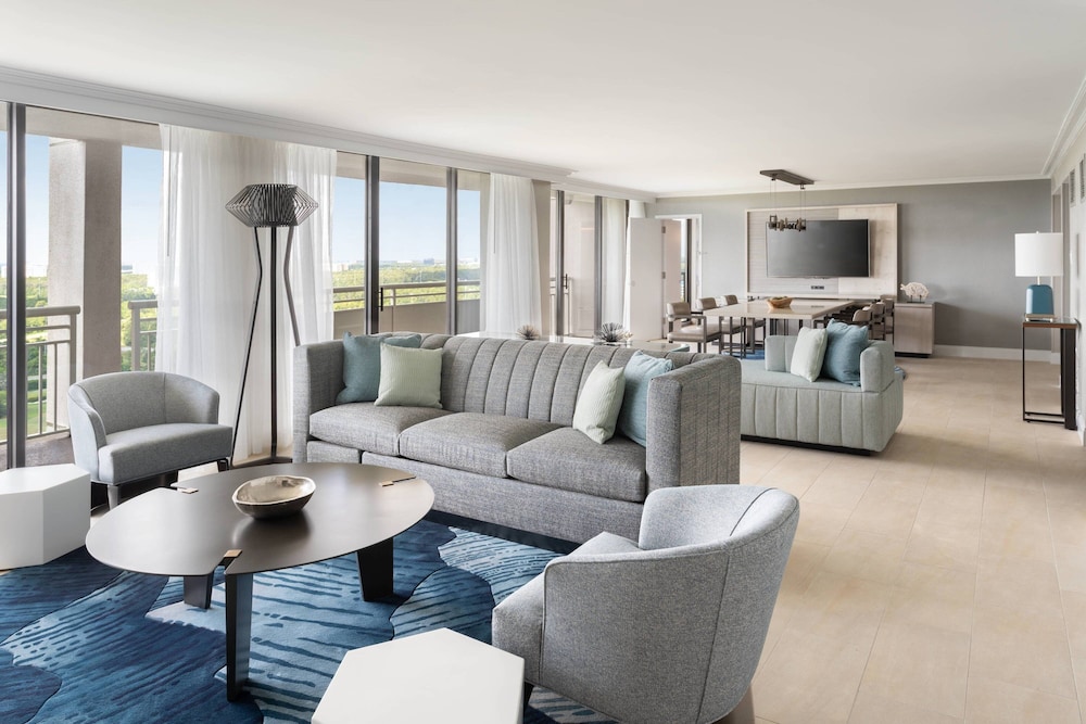 Suite, 1 King Bed with Sofa bed, Balcony thumbnail 6