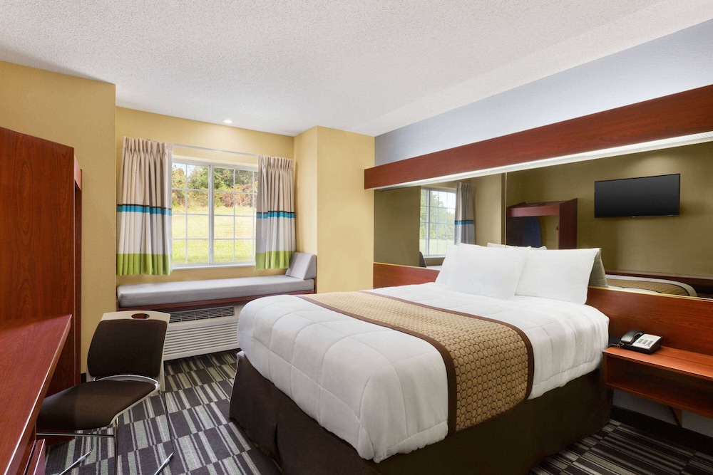 Standard Room, 1 Queen Bed, Accessible - Photo 3