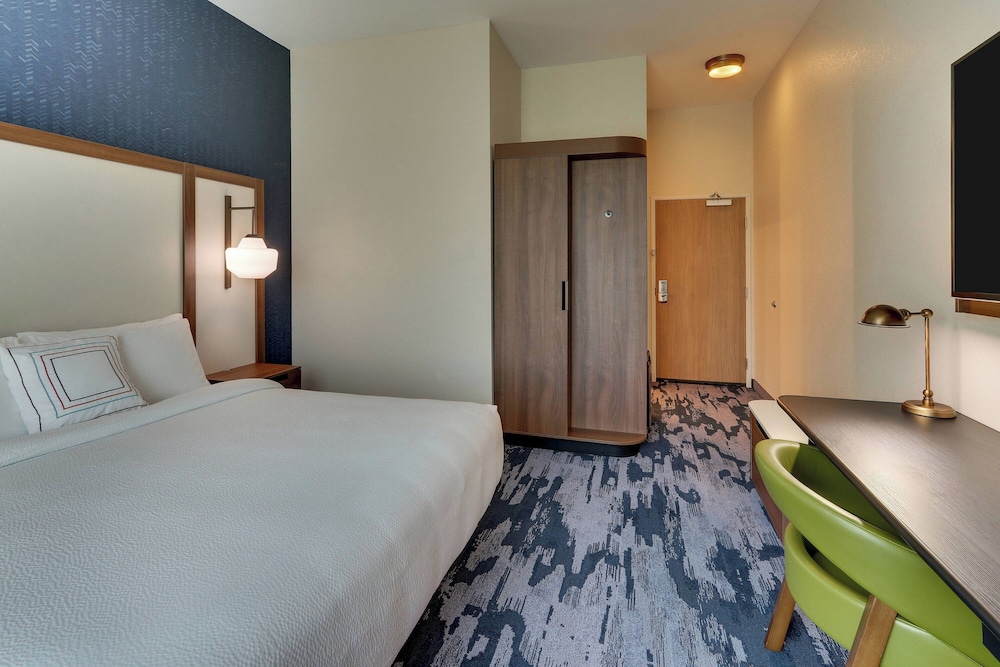Room, 1 King Bed (Mobility Accessible, Tub) photo 1