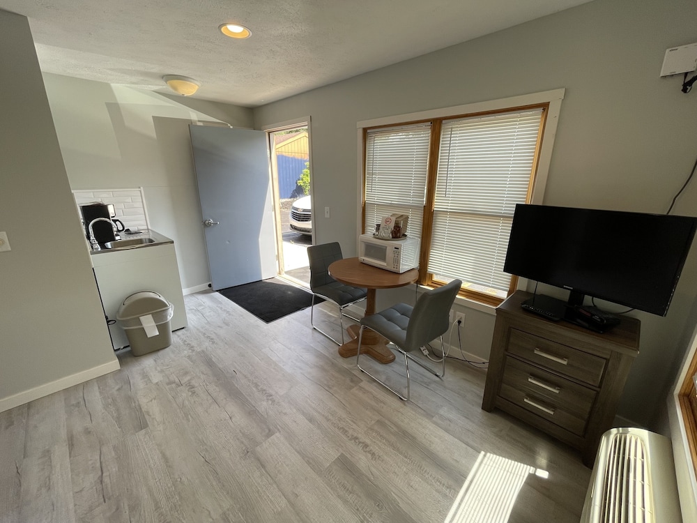 Standard Room, 1 Queen Bed, Lake view photo 3
