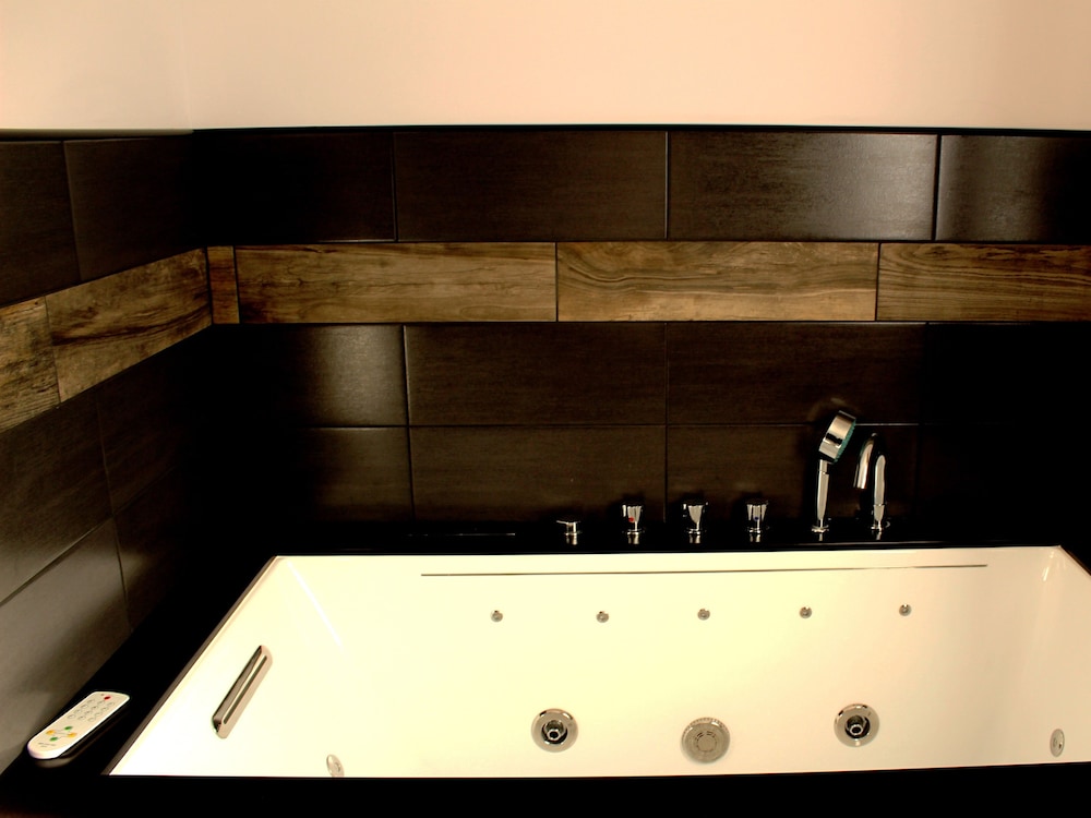 Royal Studio, Hot Tub, Garden View - Photo 9