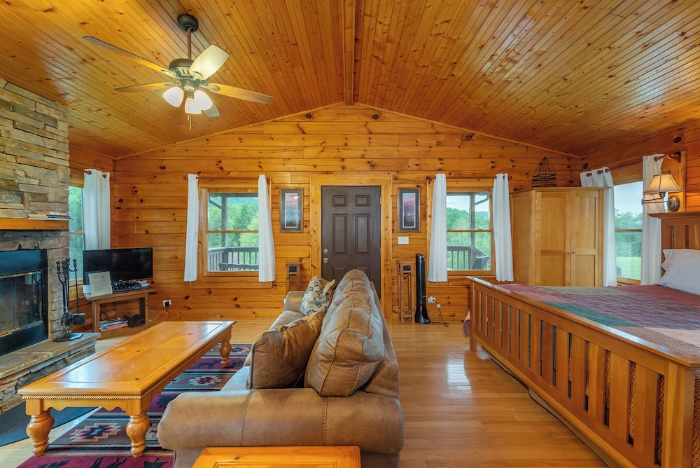 Cabin, Private Bathroom (Cherokee Cabin- No Breakfast, No Pets) photo 1