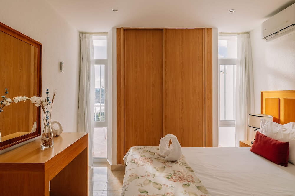 Deluxe Apartment , 2 bedrooms, Sea or Pool View ( 6 Pax) - Photo 2