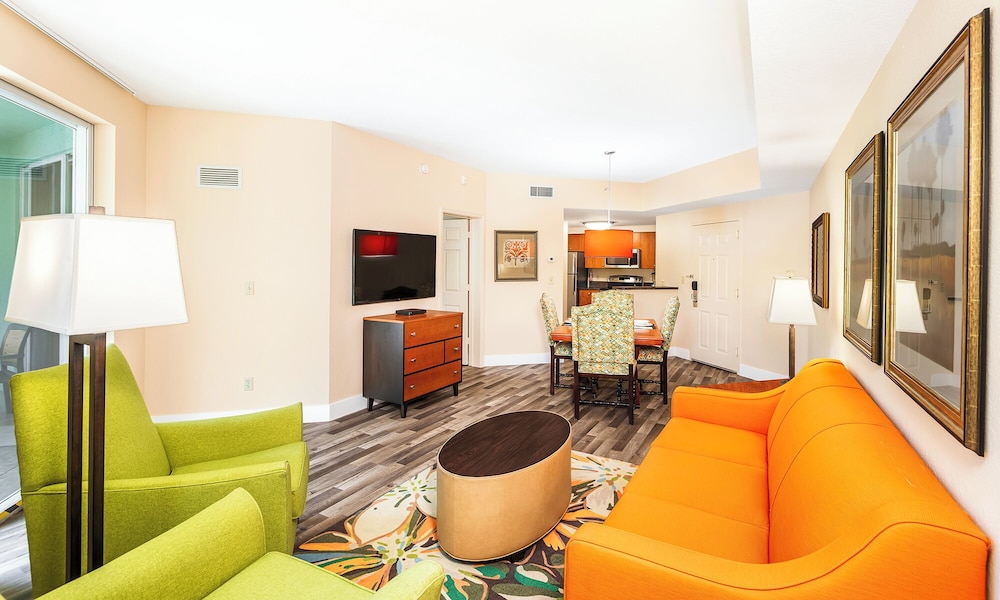 Deluxe One Bedroom Suite with Pool View photo 3