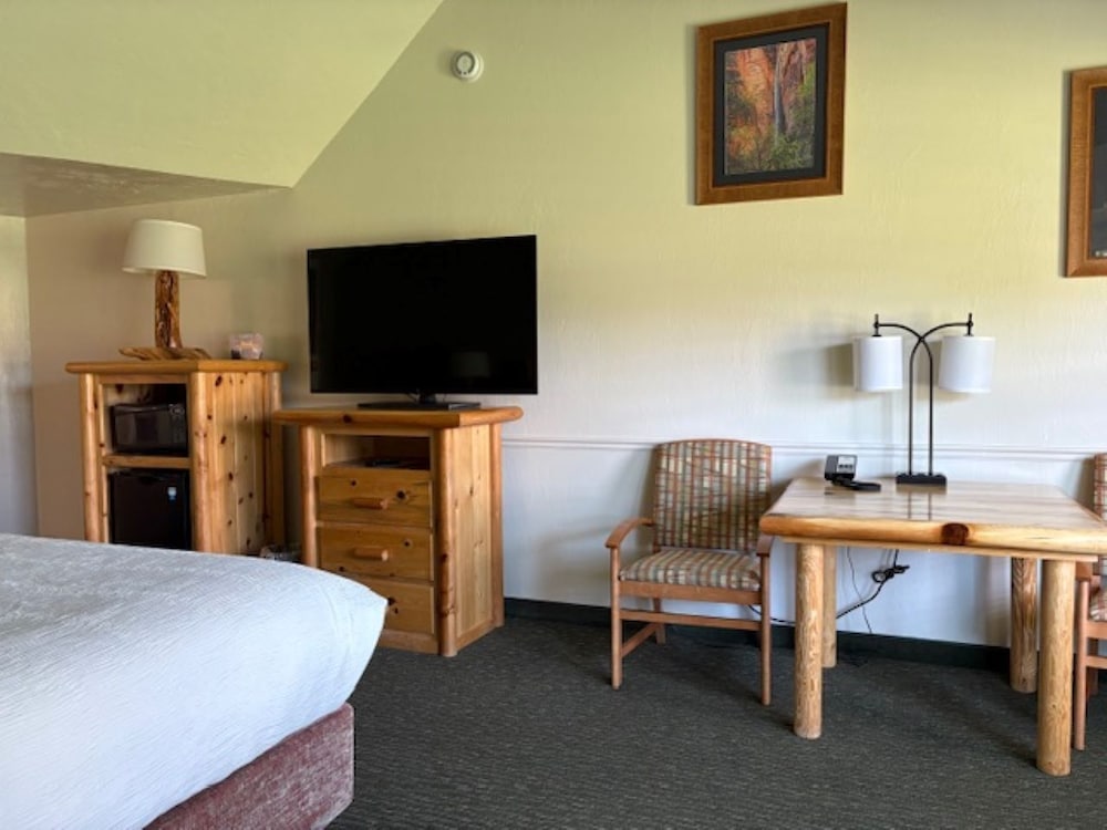 Standard Room, 1 King Bed, Accessible, Refrigerator & Microwave photo 2