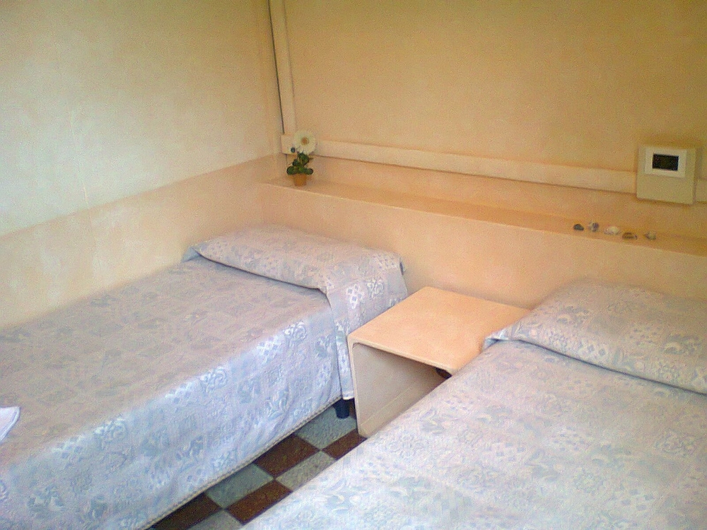 Twin Room, 2 Twin Beds photo 3