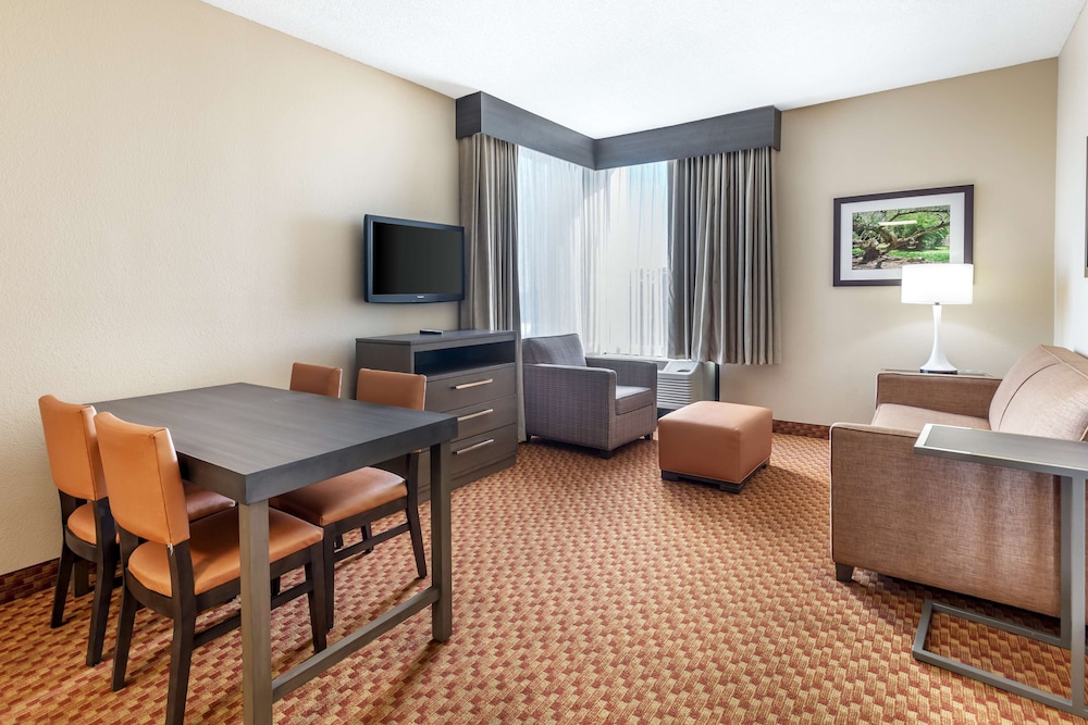 Suite, 1 King Bed, Non Smoking, Jetted Tub (Living Room) photo 2