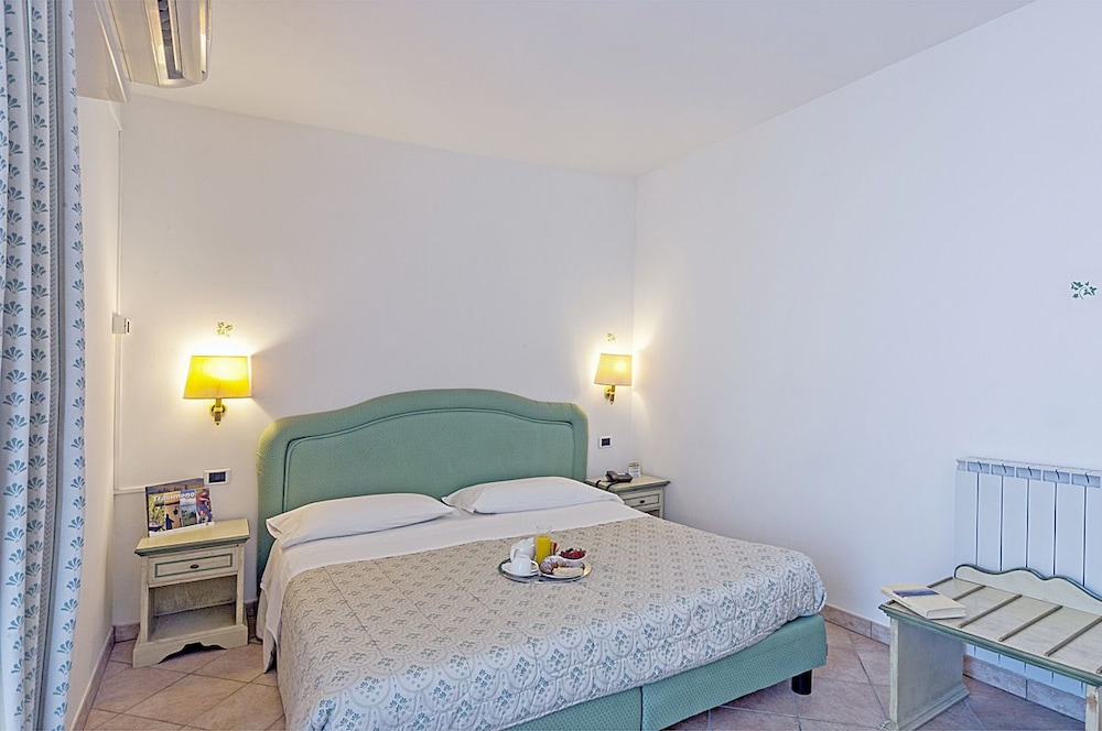 Standard Double or Twin Room photo 3