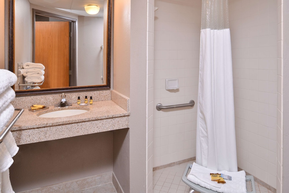Standard Room, 2 Queen Beds, Accessible, Non Smoking - Photo 5