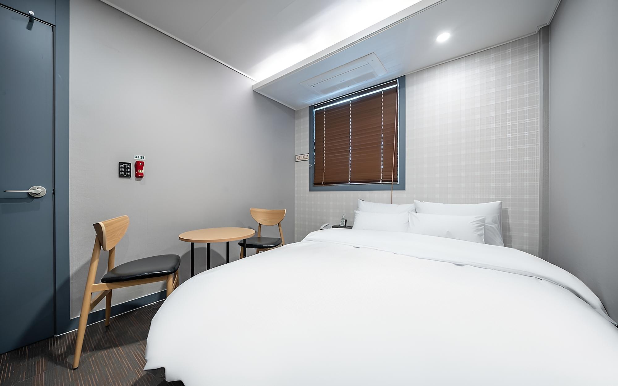 Room (Standard room (Netflix viewing/ TV&PC) photo 2