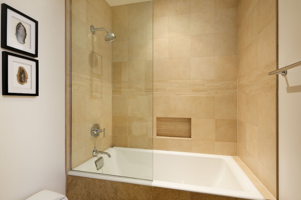 Deluxe Room, 1 King Bed (207)