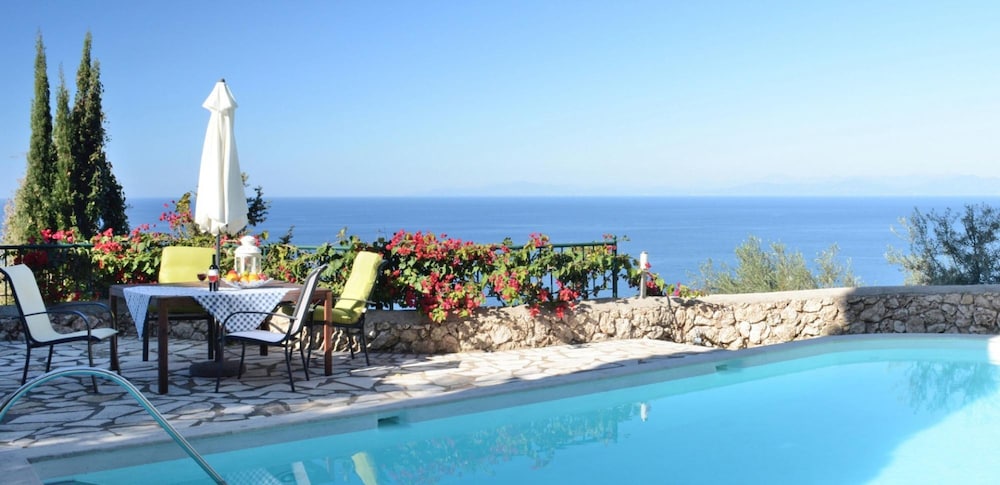 Villa, Smoking photo 2