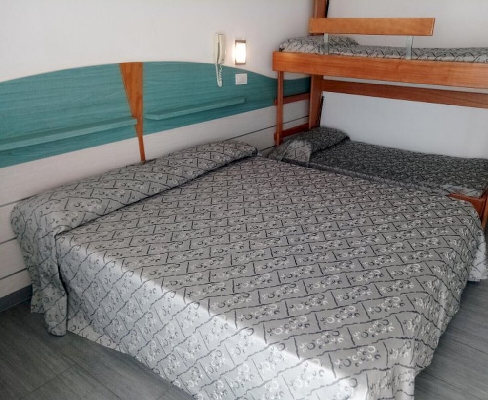 Economy Triple Room - Photo 12