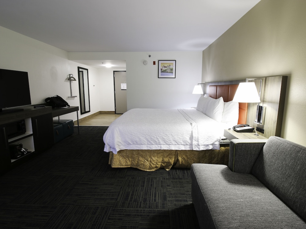 One King Bed, Non-Smoking - Photo 2