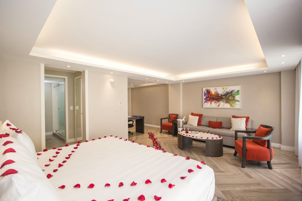 Deluxe Room, 1 King Bed with Sofa bed thumbnail 5