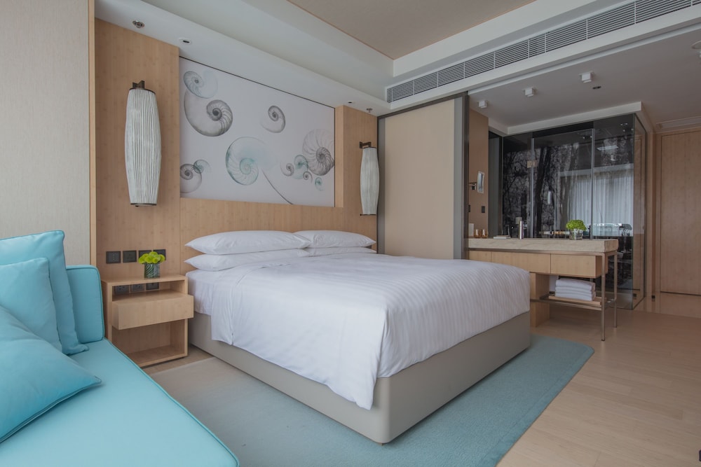 Oversized Tub, M Club Lounge Access, Guest Room, 1 King, Pool View photo 2