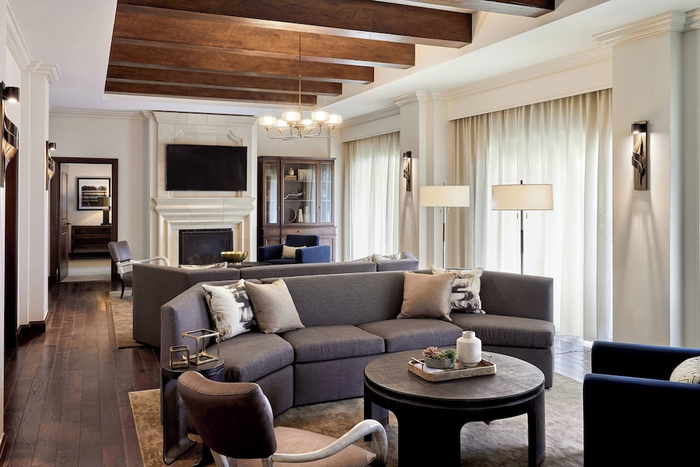 Signature Room, 1 King Bed with Sofa bed - Photo 5