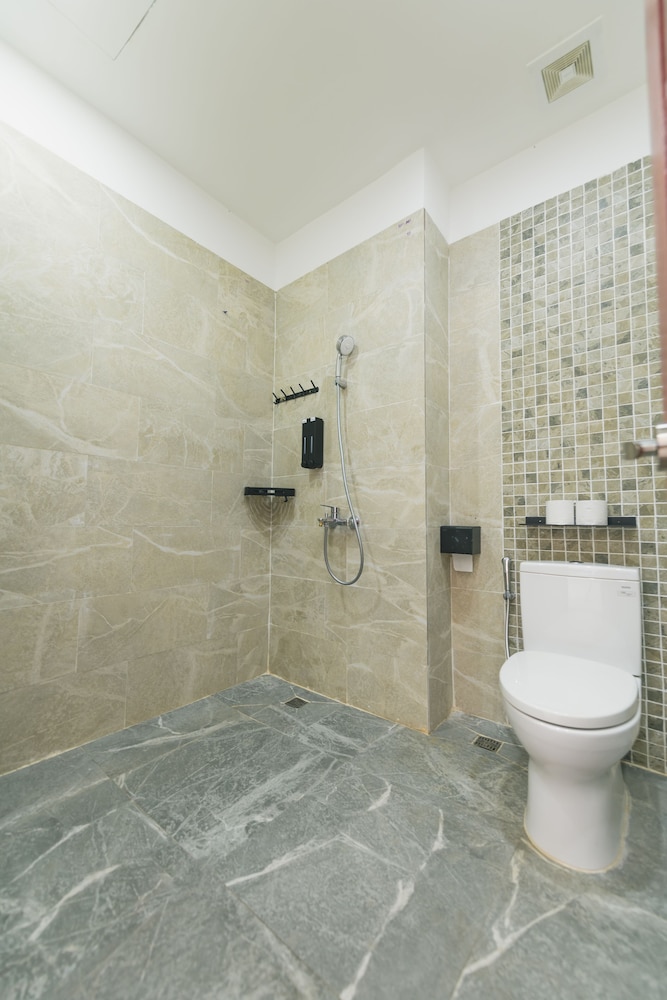 Deluxe Suite with Window photo 3
