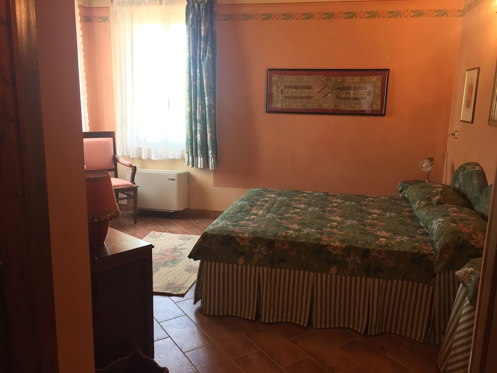 Classic Double Room, 1 Queen Bed, Non Smoking, Pool View photo 1