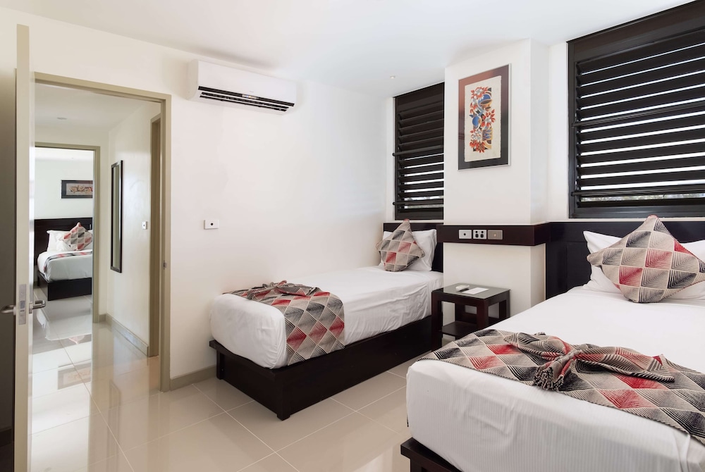 1 King Bed, 2 Single Beds, 2-Bedroom Suite, Partial Ocean View, Non-Smoking photo 2
