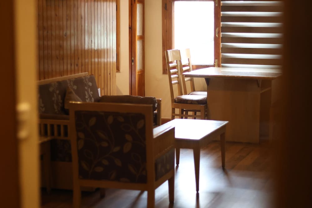 Interconnected Family Rooms with Jacuzzi - Photo 3
