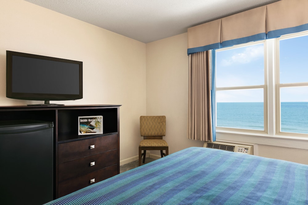 Room, 1 King Bed, Oceanfront (No Balcony) photo 2