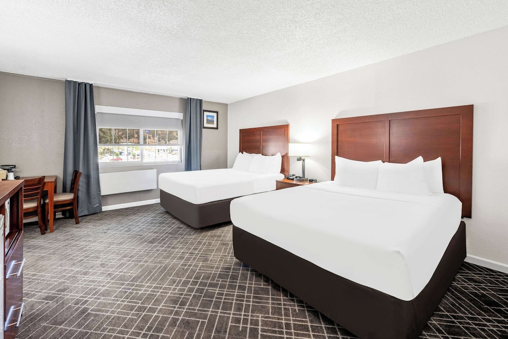 Standard Room, 2 Queen Beds, Non Smoking - Photo 3