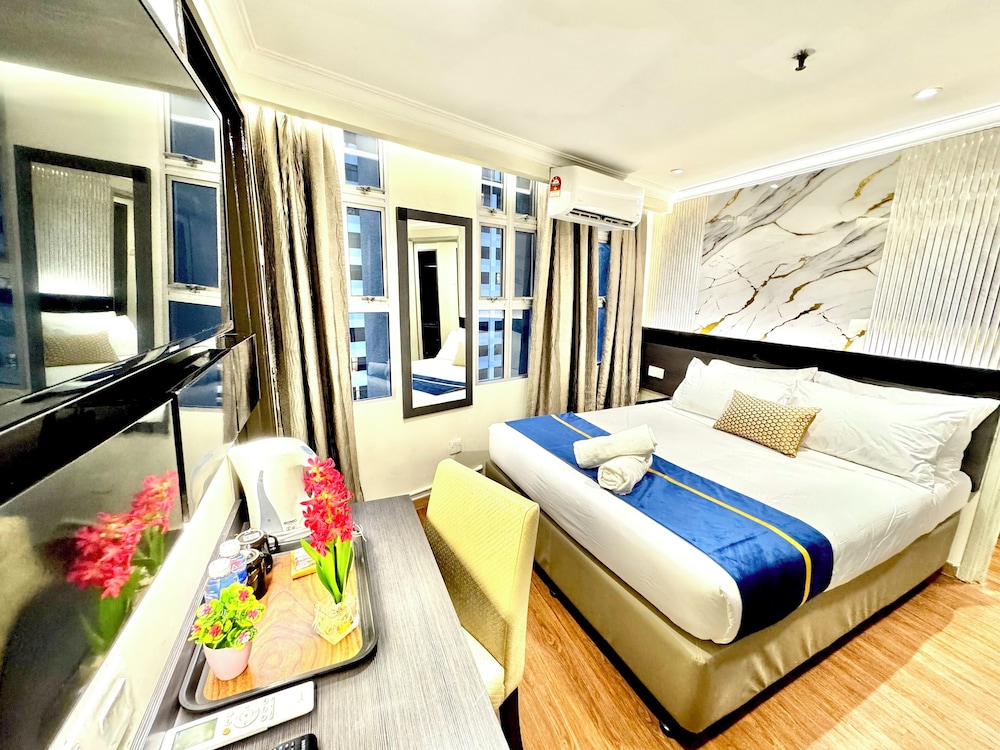Deluxe Queen Room with Window