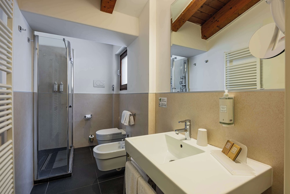 Standard Triple Room, 1 King Bed - Photo 5