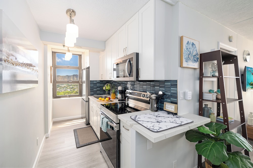 Premium Remodeled Condo with Ocean View and Parking: Premium Condo, 1 Bedroom, Air conditioning, Ocean View (0034) photo