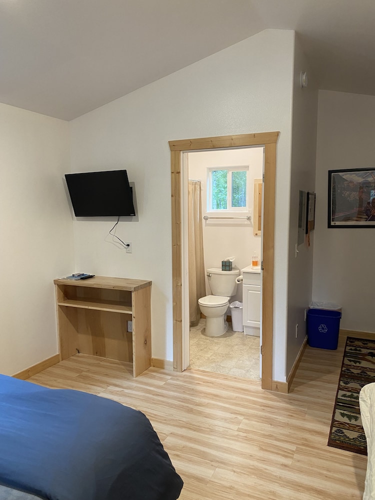 Studio Cabin 6, King Bed, Kitchenette, Private Bathroom, Screened Porch photo 3