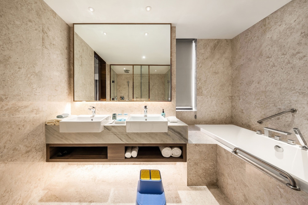 Room, 1 King Bed, Accessible (Roll-In Shower) - Photo 6