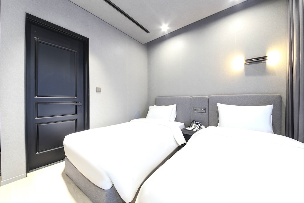Standard Twin Room - Photo 2