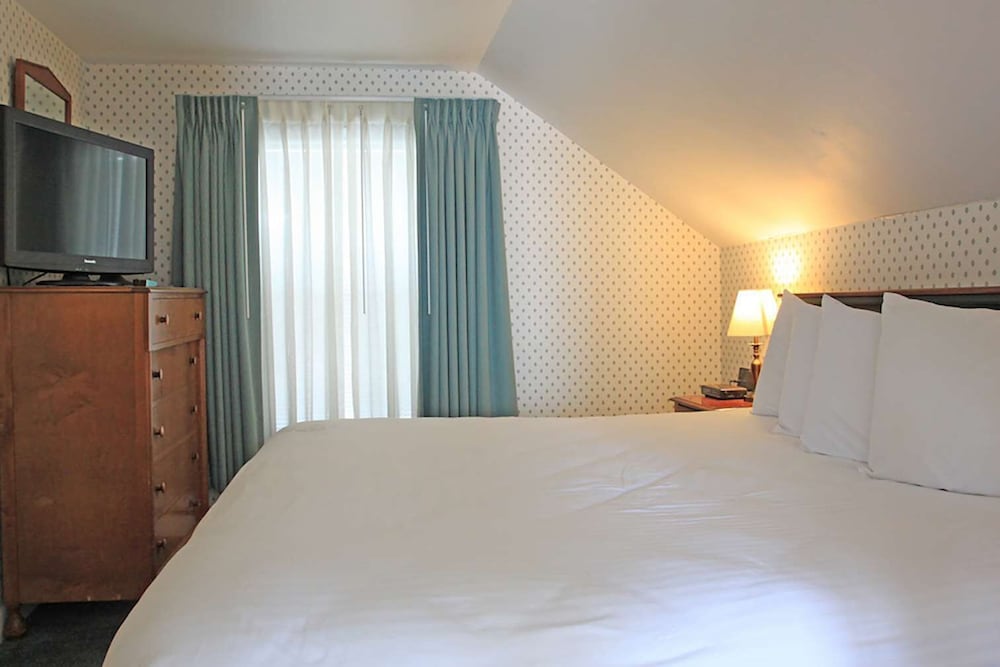 One King Red Bldg Crow's Nest Suite photo 1