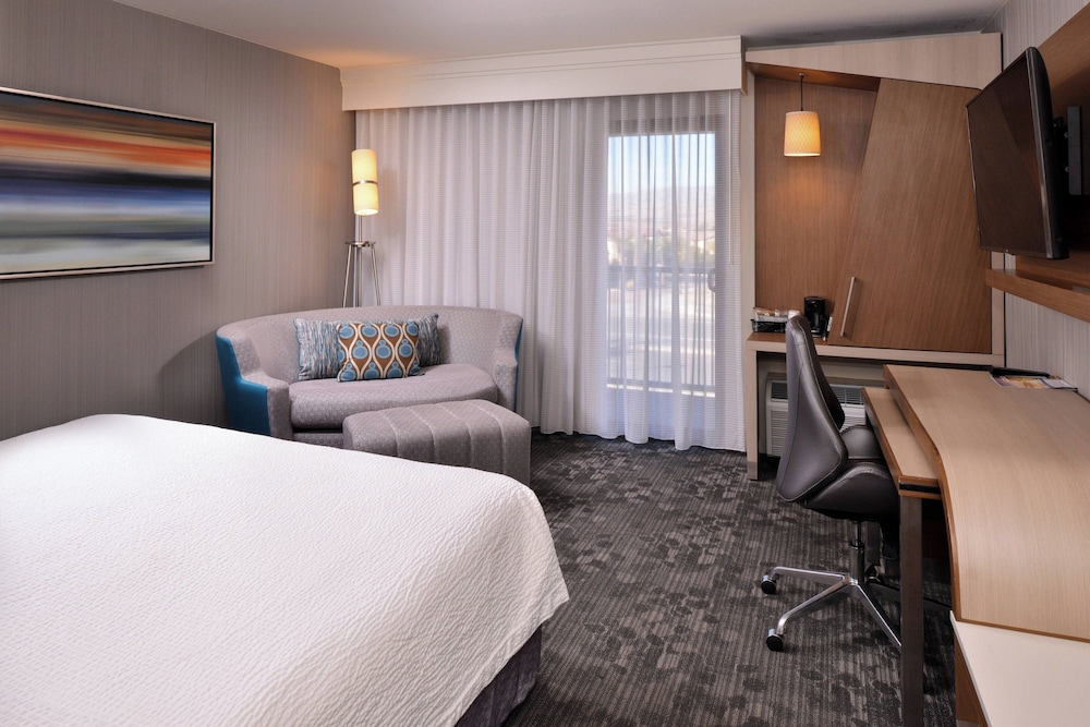 Room, 1 King Bed (Mobility/Hearing Access, Roll-In Shwr) - Photo 5