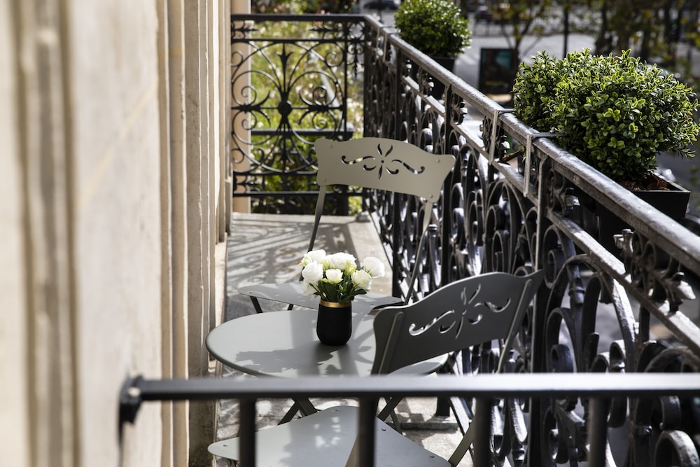 Two interconnecting studios with balcony photo 3